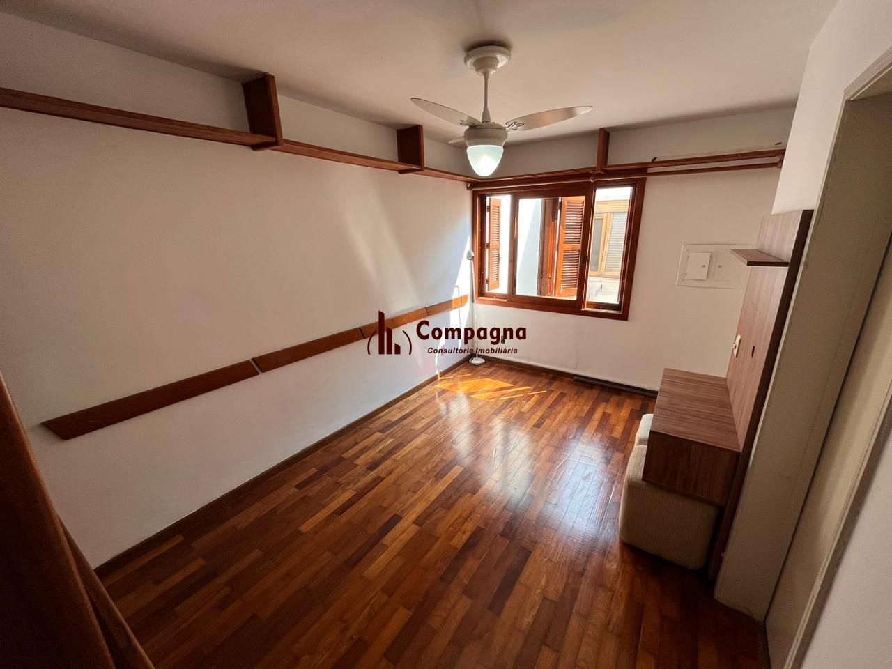Apartamento de dois quartos e uma vaga de garagem no bairro Petrópolis em POA/RS