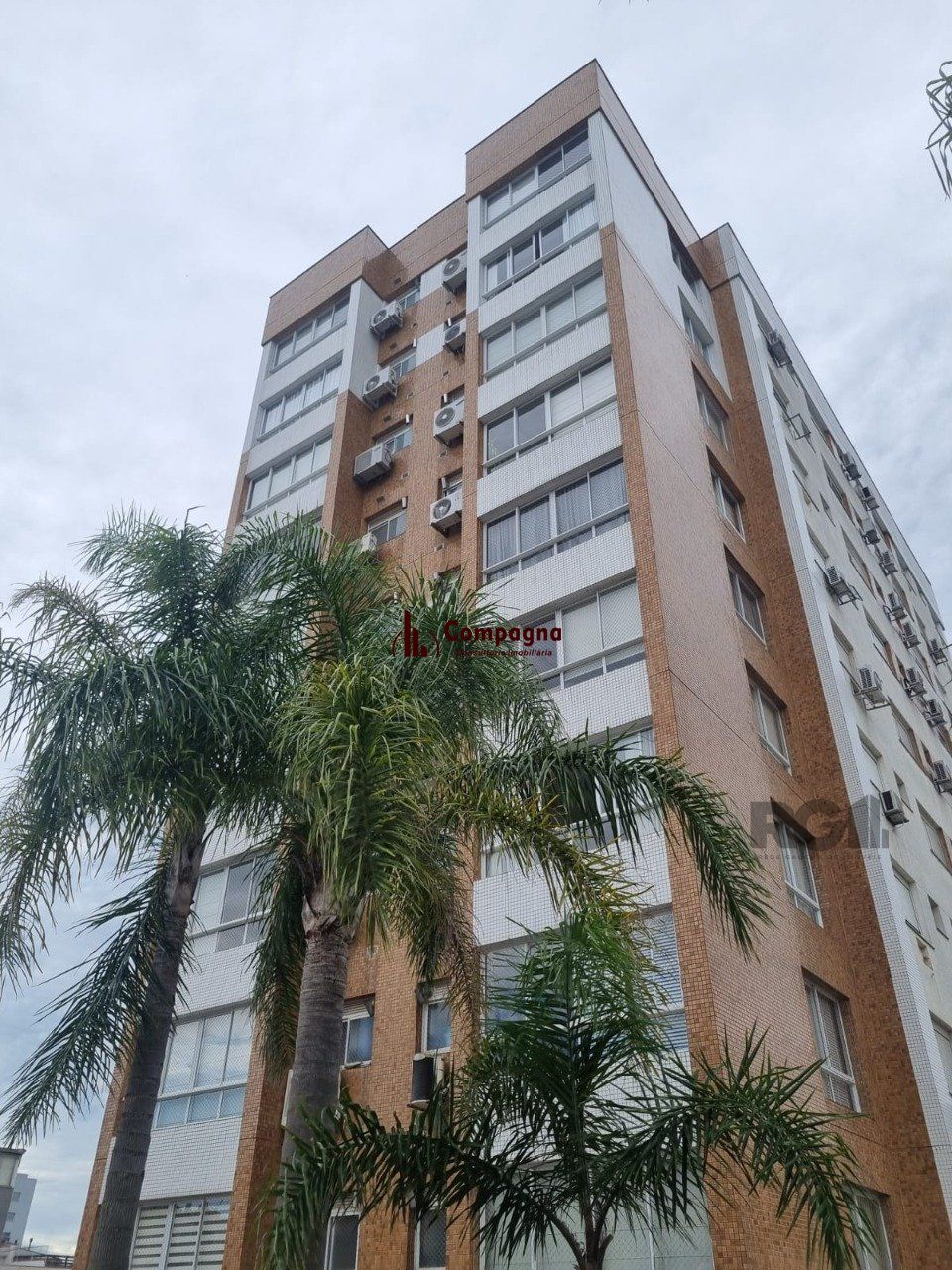 Apartamento semimobiliado e decorado no bairro Auxiliadora, com 91 m²