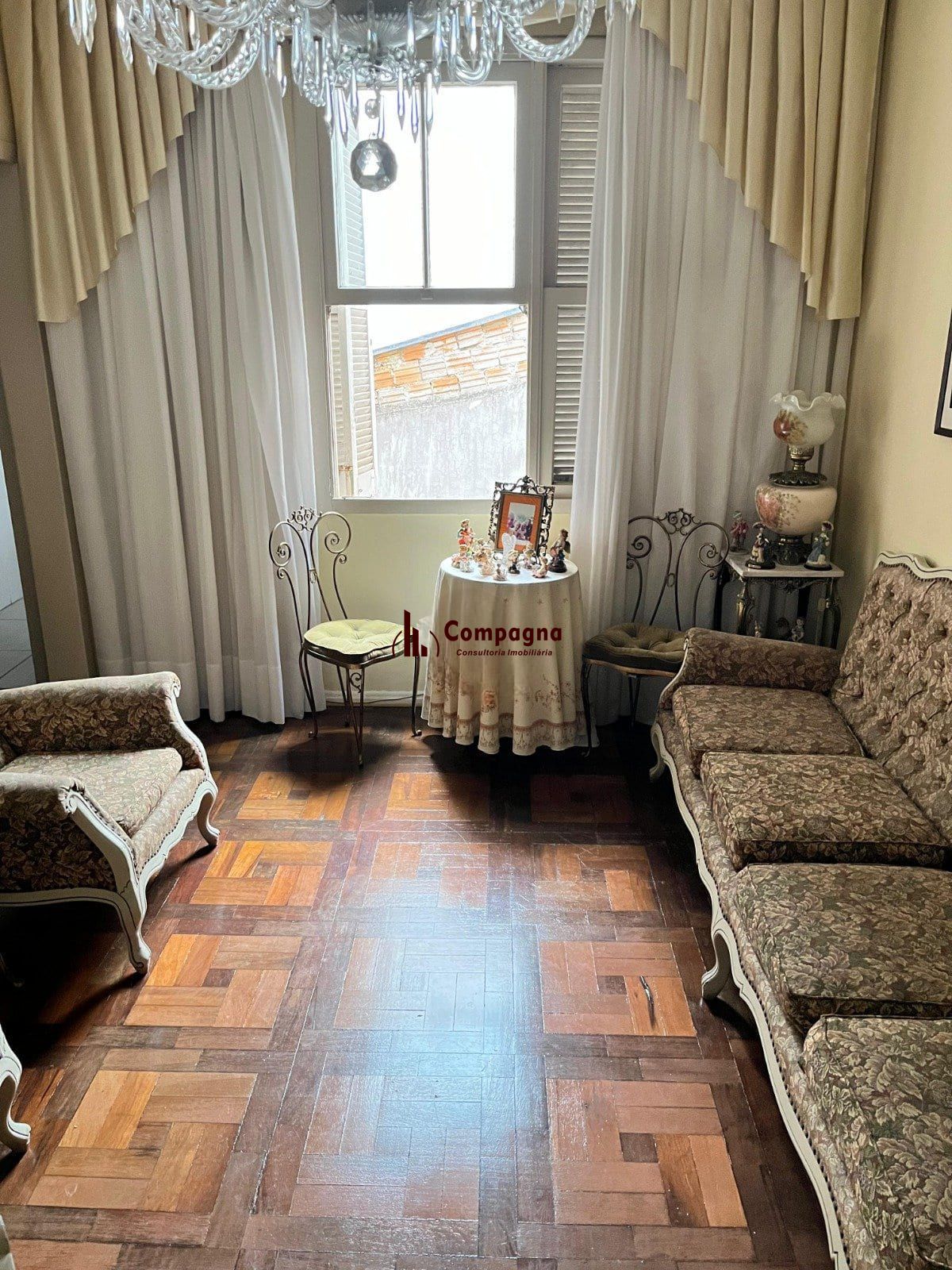 Apartamento de 2 quartos e 2 banheiros no bairro Menino Deus em Porto Alegre — foto 2