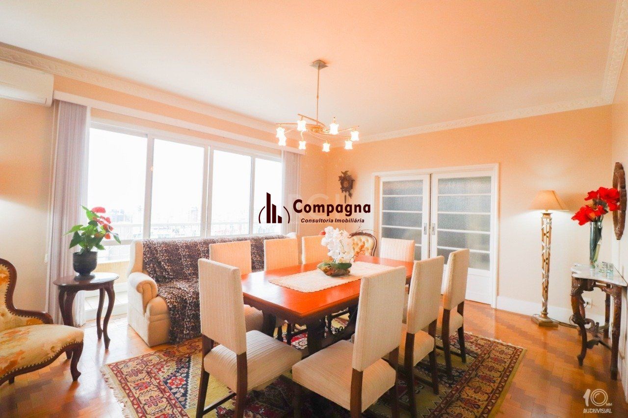 Apartamento á venda com 3 dormitórios com 1 suíte com sacada + 2 sacadas na sala e living, 233,85M²  e 1 vaga de garagem escriturada e coberta, no Bairro Independência em Porto Alegre.