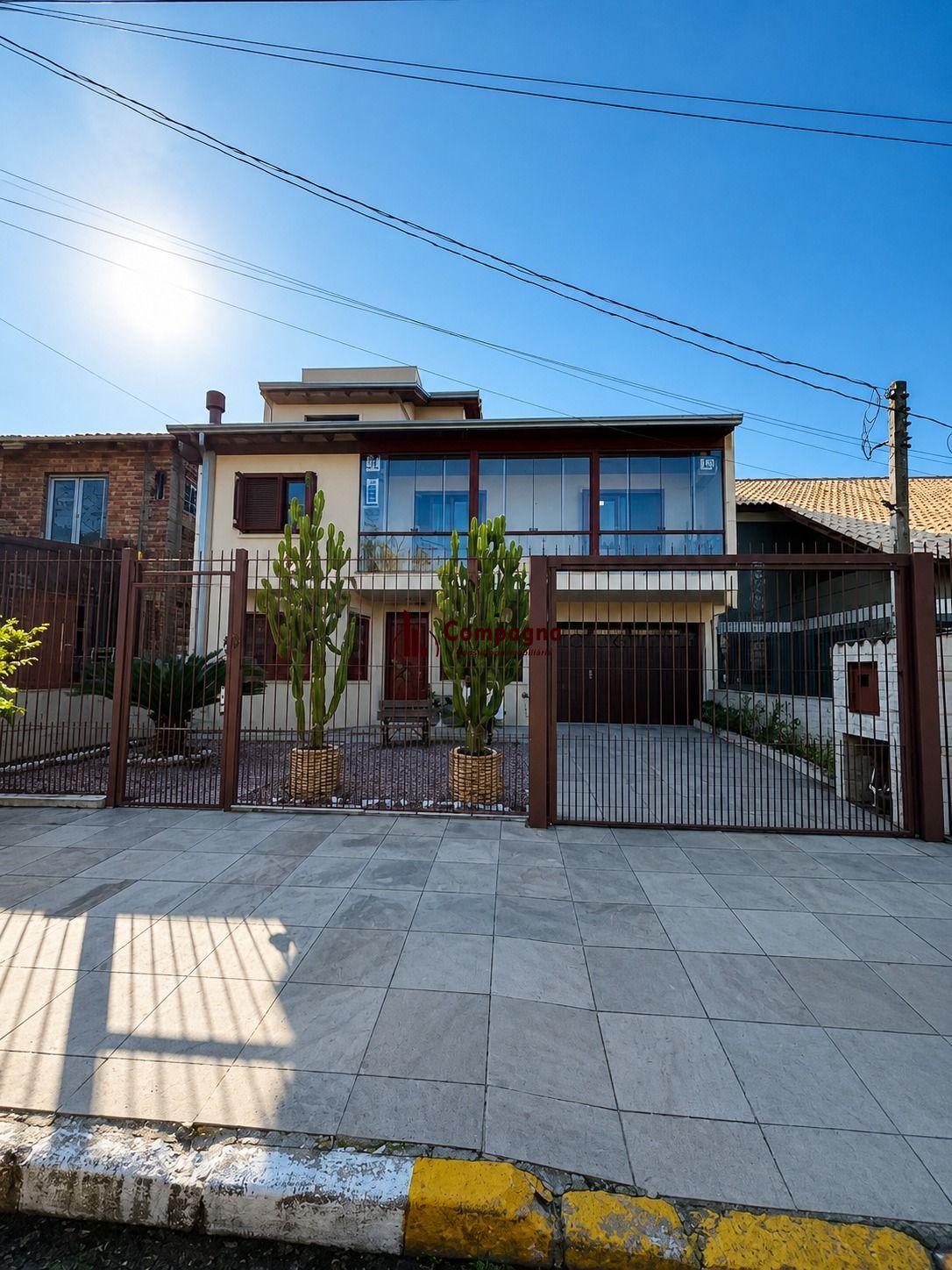 Luxuosa Residência no Cantegril | 4 Dormitórios, 3 Suítes, 273m² e 8 Vagas