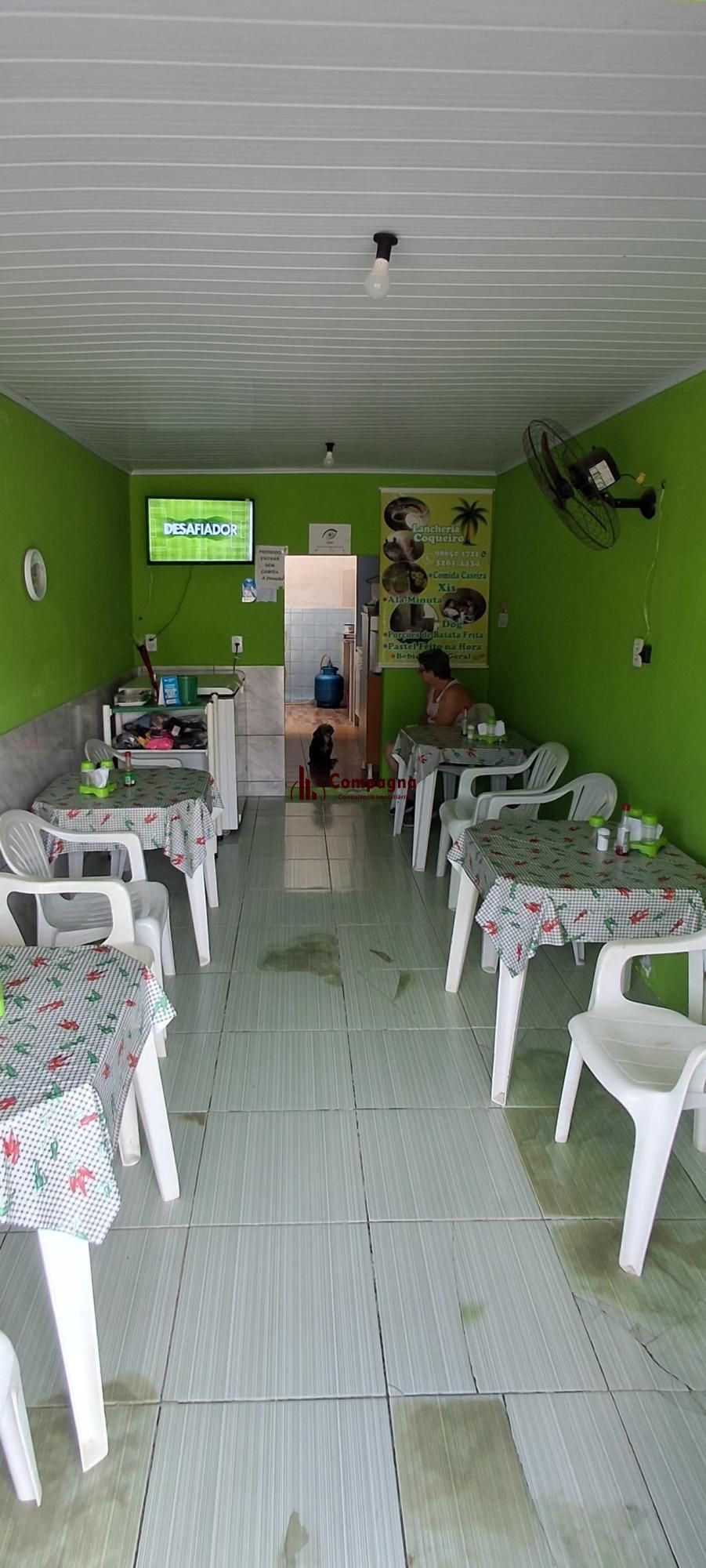 garagem lateral com banheiro auxiliar