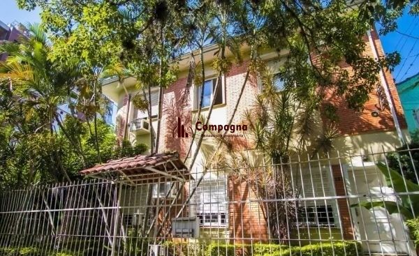 Casa sobrado no Petrópolis com 7 dormitórios e 4 vagas