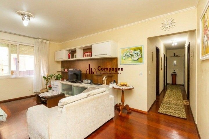 Formidável apartamento com 3 dormitórios (2 deles são suíte), peças amplas e bem iluminadas, banheiro auxiliar e cozinha com área de serviço separada. Dispõe de uma vaga de garagem coberta. Edifício com elevador e sistema de segurança por câmeras.