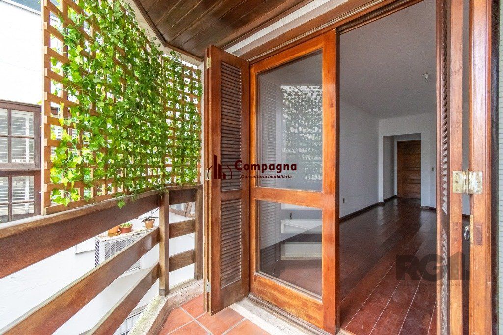 Apartamento no bairro Petrópolis de 2 dormitórios e vaga