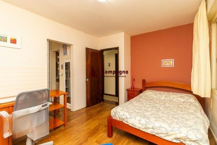 Formidável apartamento com 3 dormitórios (2 deles são suíte), peças amplas e bem iluminadas, banheiro auxiliar e cozinha com área de serviço separada. Dispõe de uma vaga de garagem coberta. Edifício com elevador e sistema de segurança por câmeras. — foto 3