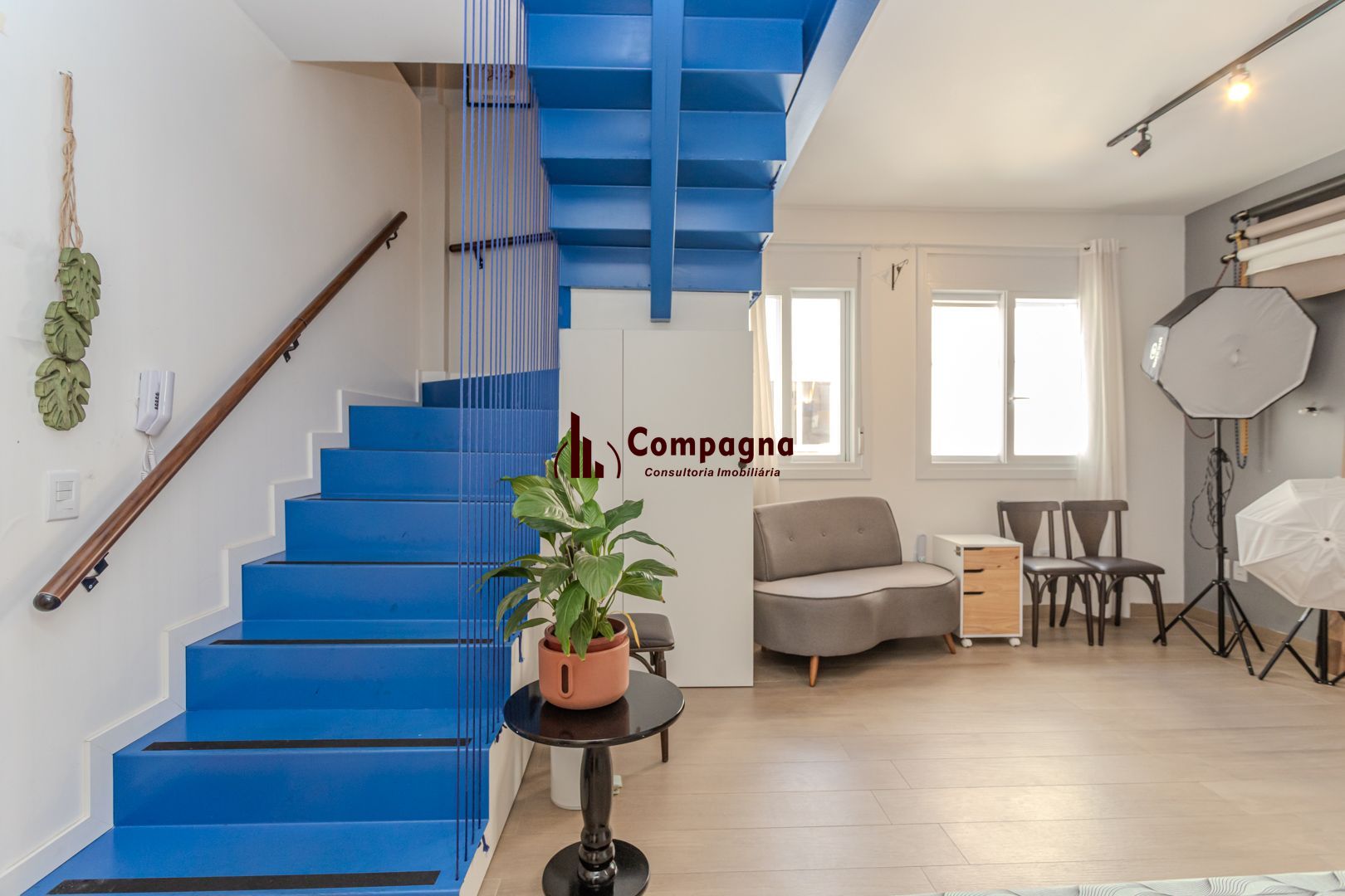 Excelente e aconchegante cobertura localizada na Rua Sarmento Leite, reformada a menos de dois anos, com excelente área privativa de 112m². Espaço gourmet integrado com copa + sala + terraço — foto 3