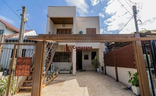 Casa sobrado na Hípica de 4 dormitórios e 2 vagas