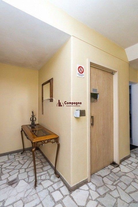 Formidável apartamento com 3 dormitórios (2 deles são suíte), peças amplas e bem iluminadas, banheiro auxiliar e cozinha com área de serviço separada. Dispõe de uma vaga de garagem coberta. Edifício com elevador e sistema de segurança por câmeras. — foto 5