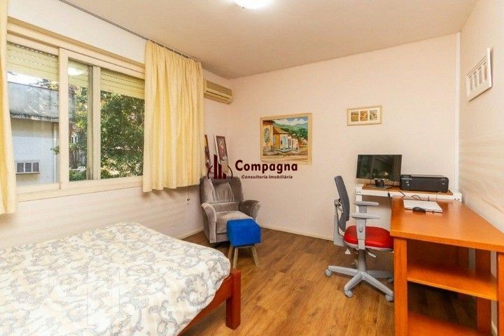 Formidável apartamento com 3 dormitórios (2 deles são suíte), peças amplas e bem iluminadas, banheiro auxiliar e cozinha com área de serviço separada. Dispõe de uma vaga de garagem coberta. Edifício com elevador e sistema de segurança por câmeras. — foto 4