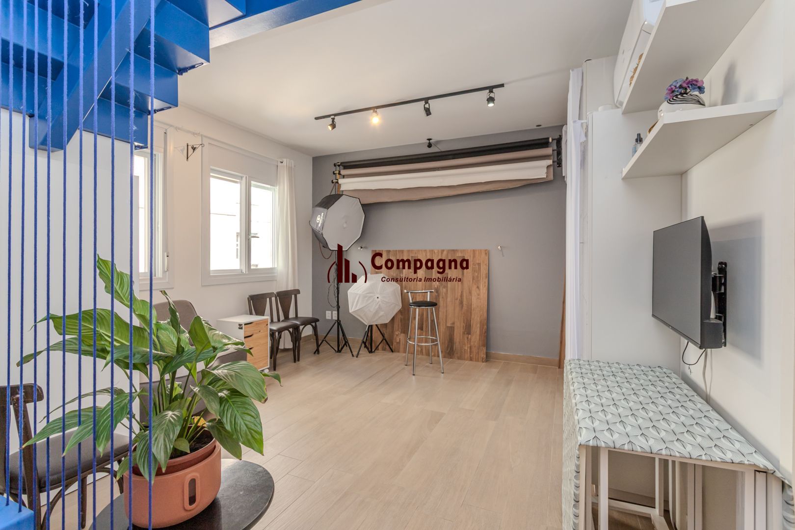 Excelente e aconchegante cobertura localizada na Rua Sarmento Leite, reformada a menos de dois anos, com excelente área privativa de 112m². Espaço gourmet integrado com copa + sala + terraço — foto 2