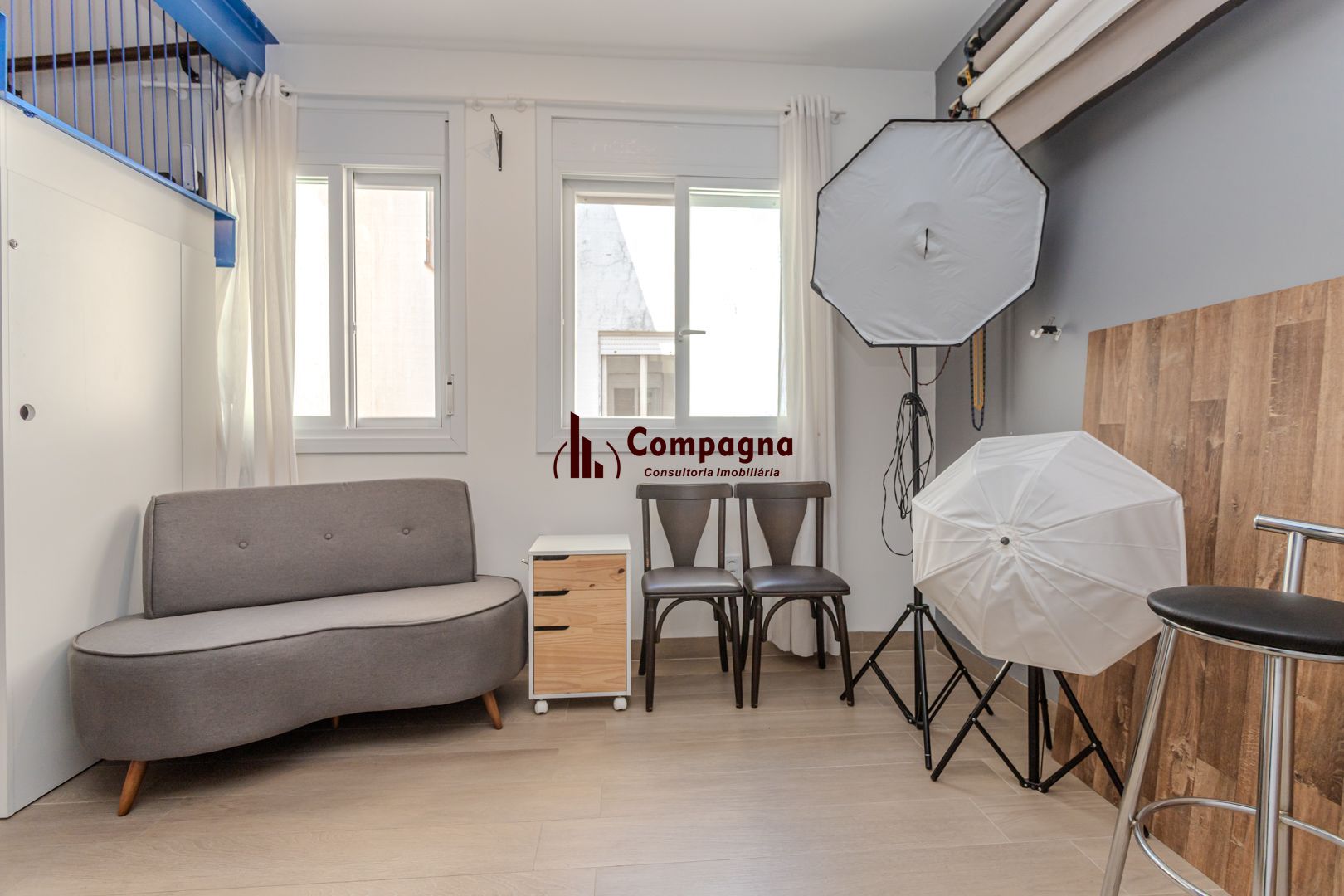 Excelente e aconchegante cobertura localizada na Rua Sarmento Leite, reformada a menos de dois anos, com excelente área privativa de 112m². Espaço gourmet integrado com copa + sala + terraço — foto 4