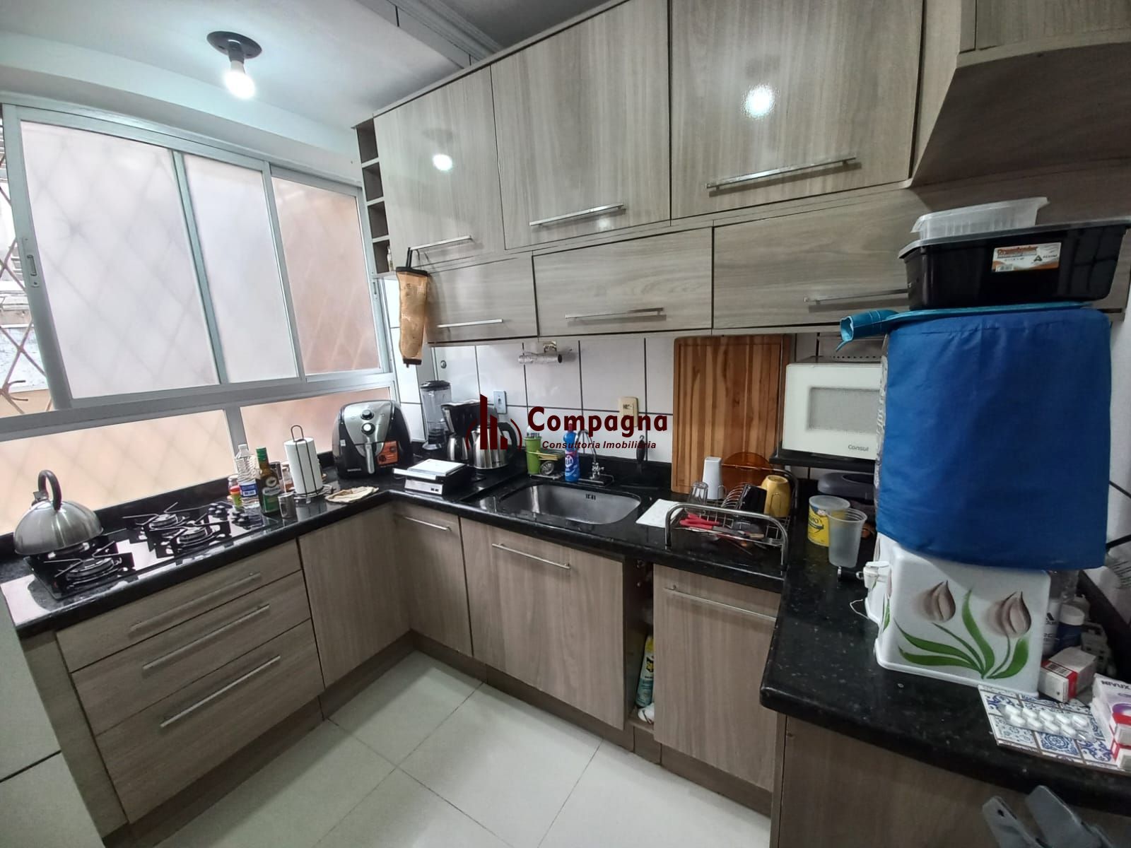 EXCELENTE APARTAMENTO TÉRREO DE 2 DORMITÓRIOS, SEMIMOBILIADO, À VENDA NO BAIRRO MENINO DEUS, PORTO ALEGRE. — foto 5