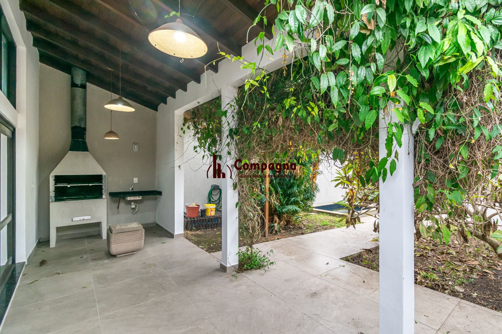 Casa sobrado no bairro Cristal de 3 dormitórios e 3 vagas DESOCUPADA — foto 3
