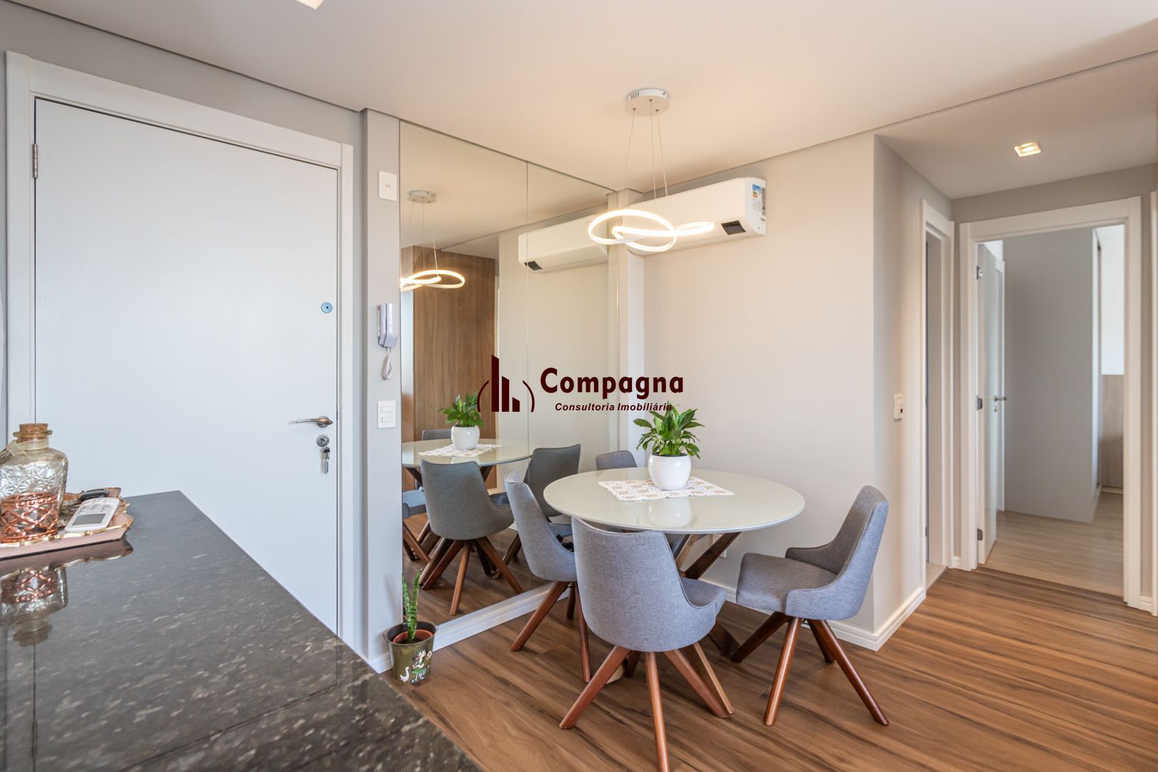 Apartamento 02 dormit com suíte e 01 vaga, no bairro Azenha, em Porto Alegre. — foto 2