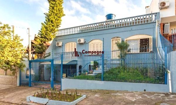 Sobrado no bairro Vila Ipiranga de 4 dormitórios e 2 vagas