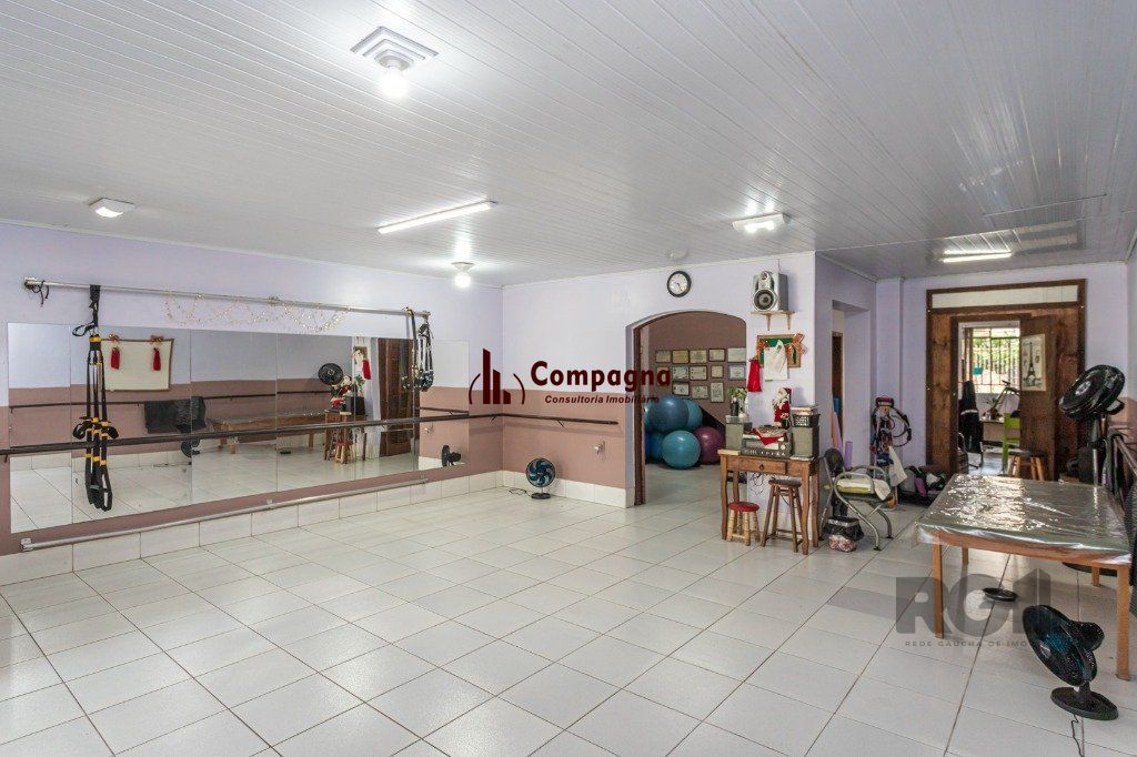 CASA COMERCIAL E RESIDENCIAL NO MIOLO DO BAIRRO SANTANA
