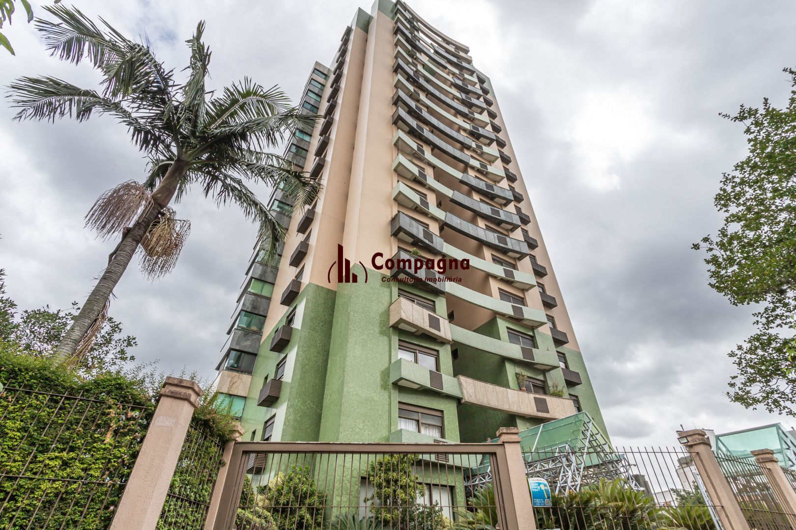 Apartamento de 97m², 2 dormitórios,1suíte, 3 vagas de garagem no Jardim Botânico — foto 2