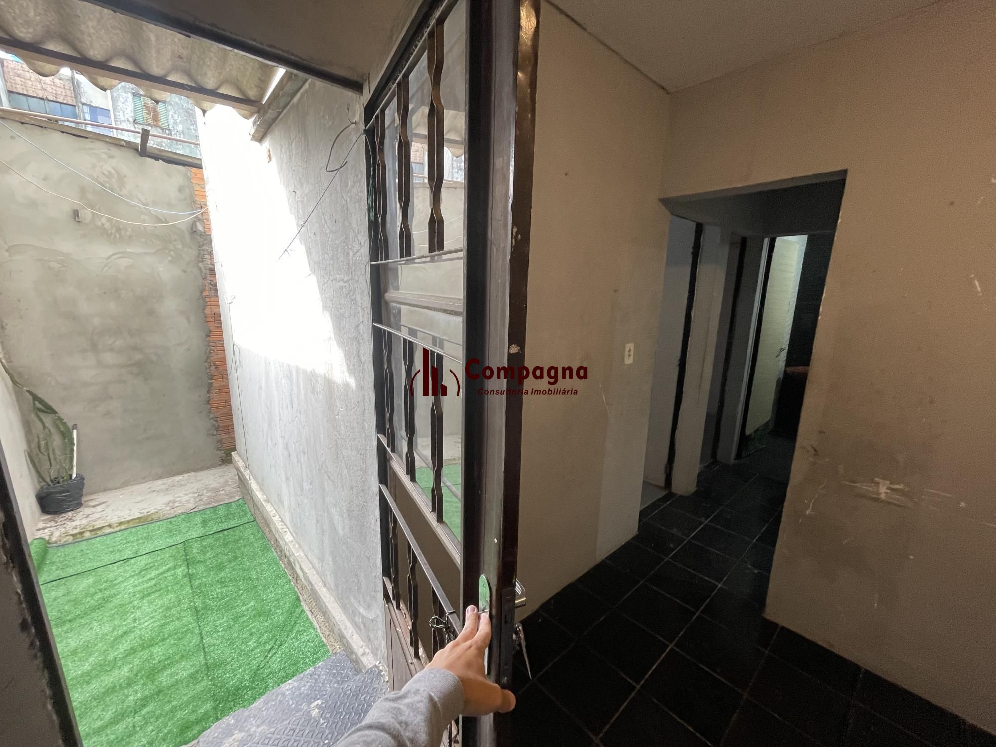 Apartamento 48m² Bairro Maria Regina Térreo com pequeno pátio Alvorada