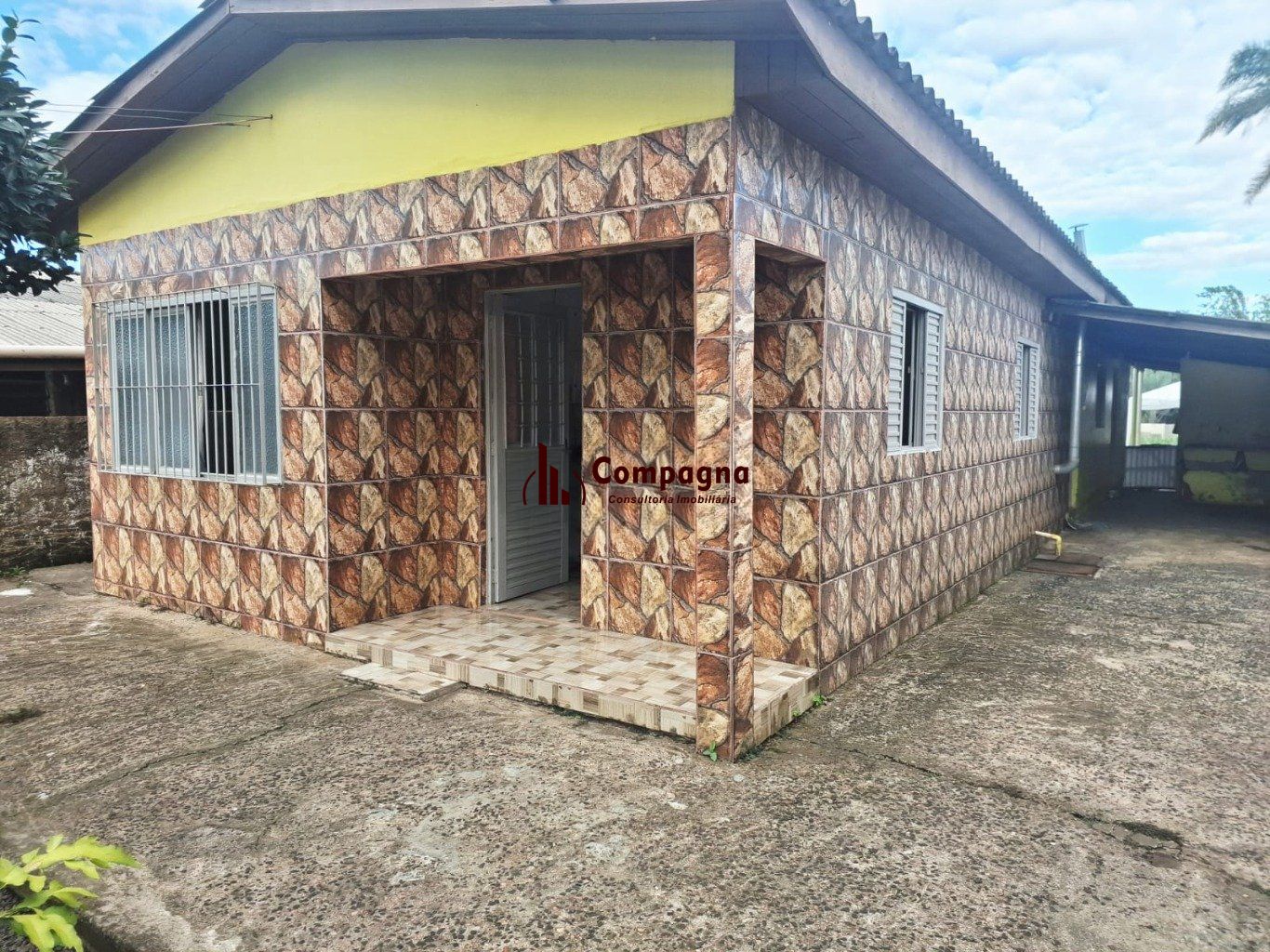 Casa de 3 dormitórios e 2 vagas de garagem em Canoas.