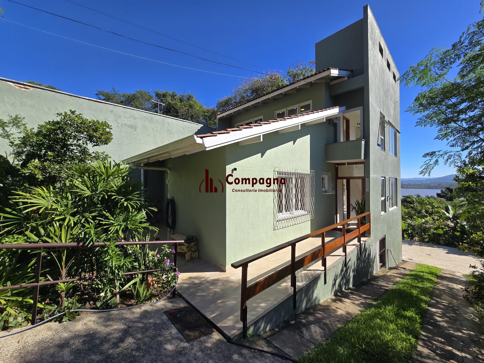 Casa 3 dormitórios, 1 suíte, 4 vagas 210 m² privativos no Belém Novo.