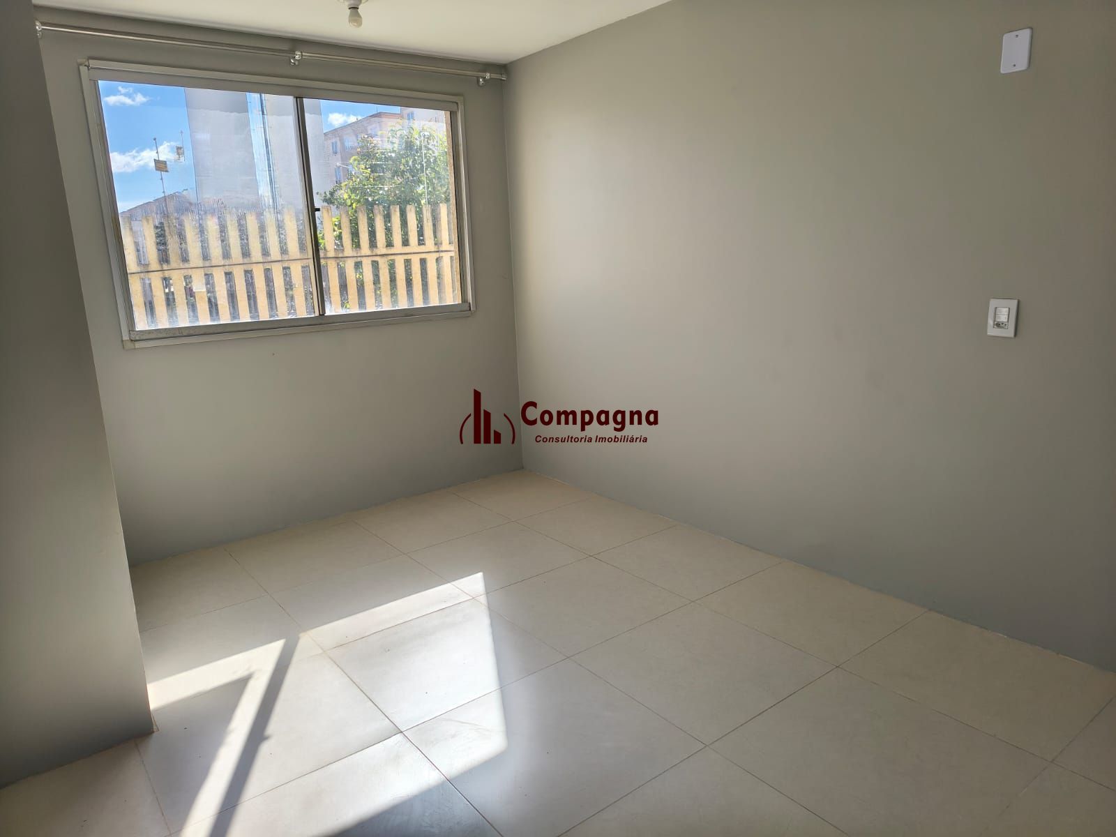 Apartamento Térreo, 2 quartos, vaga, piscina e portaria 24hr no bairro Sarandi.