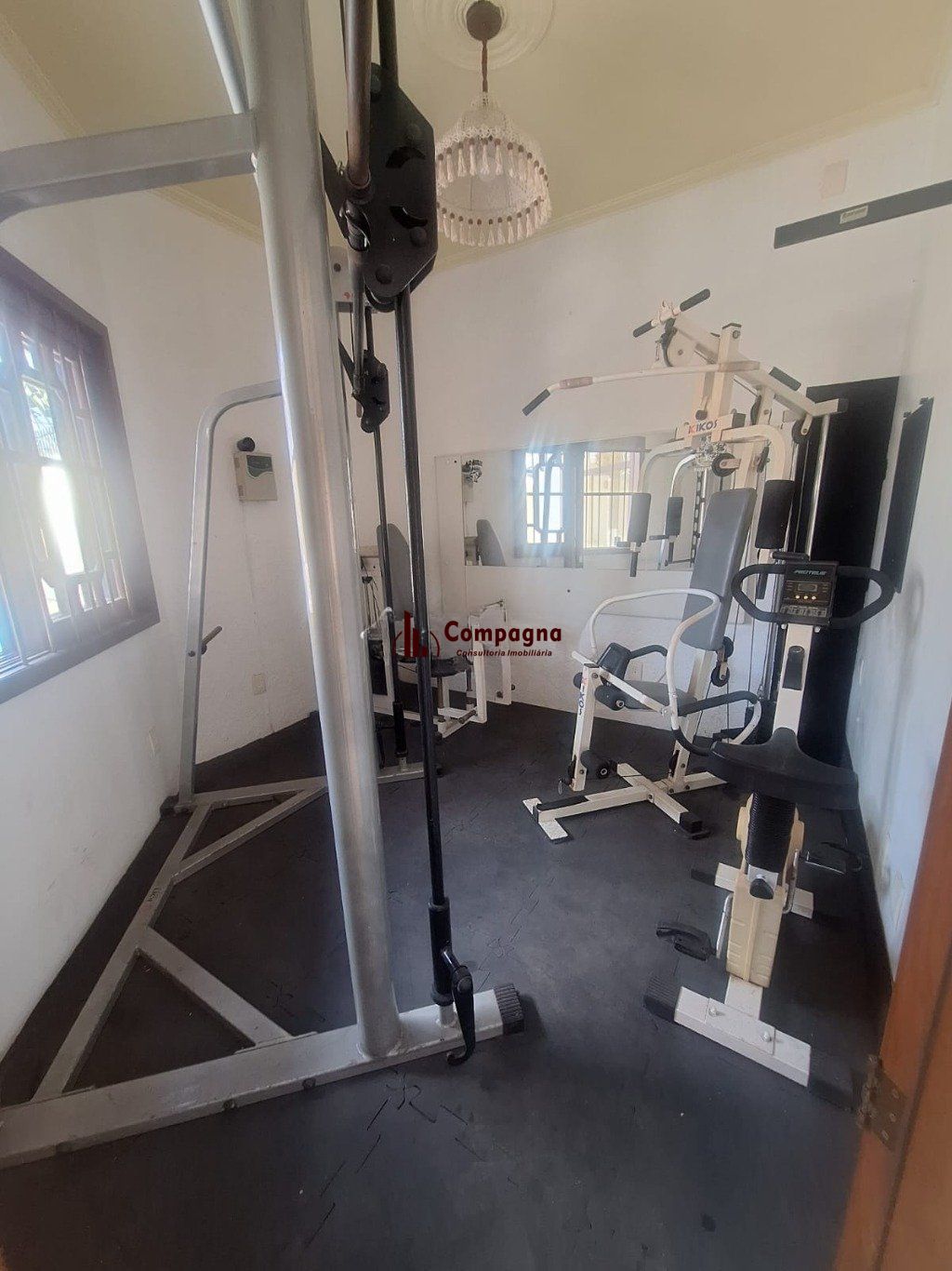 Casa 5 dormitórios, 1 suíte,  piscina e 2 vaga de garagem em Canoas. — foto 3