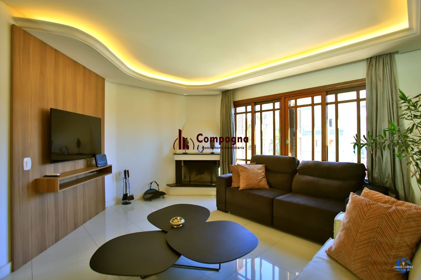 Casa de 3 dormitórios, 3 vagas e pátio com piscina bairro Chácara das Pedras. — foto 4