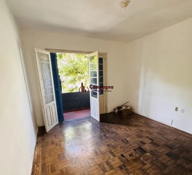Apartamento de 2 quartos e sacada no bairro Mont' Serrat.