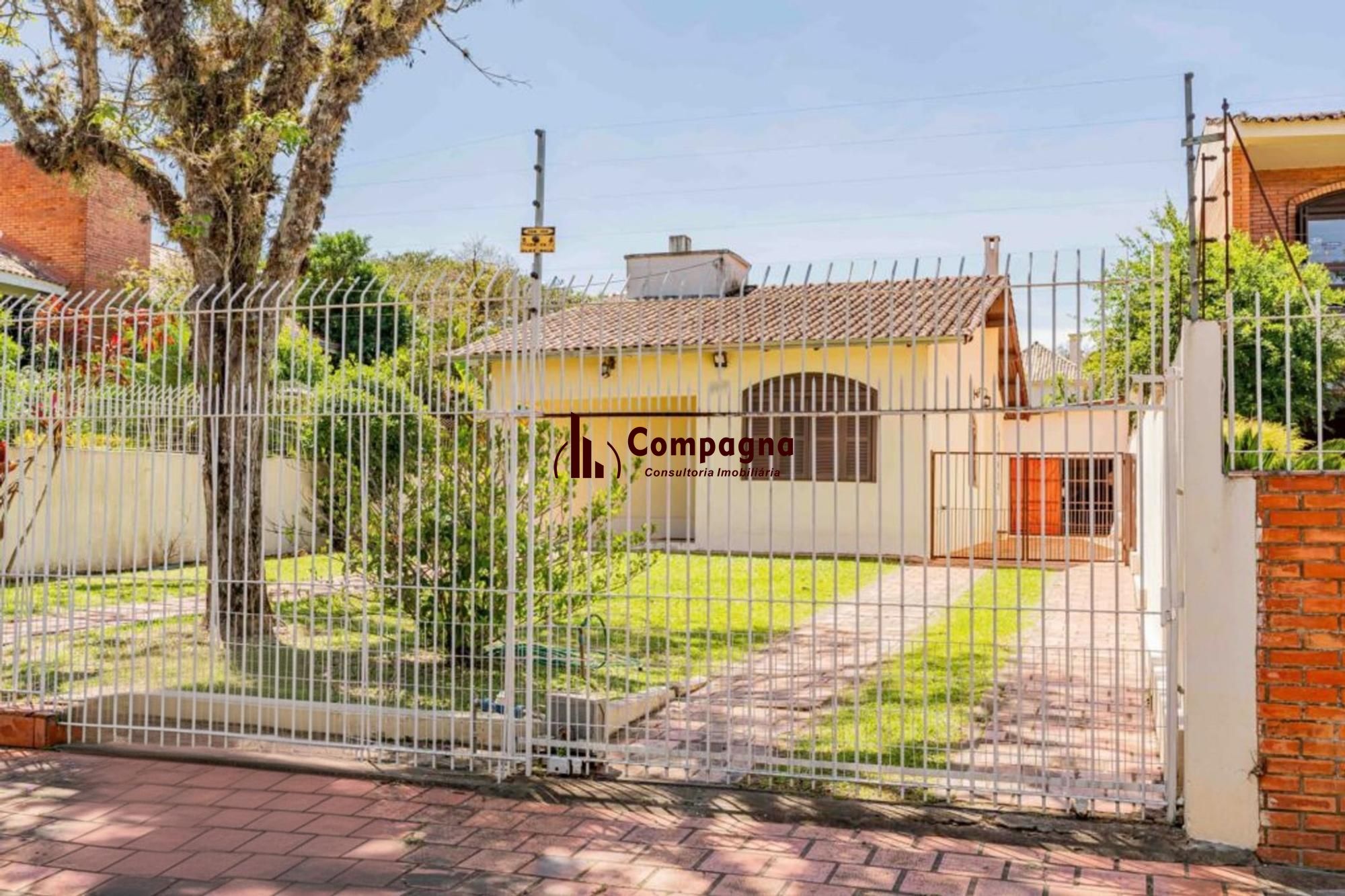 Casa de 2 quartos, 2 banheiros,pátio,churrasqueira, 7 vagas no bairro Guarujá.