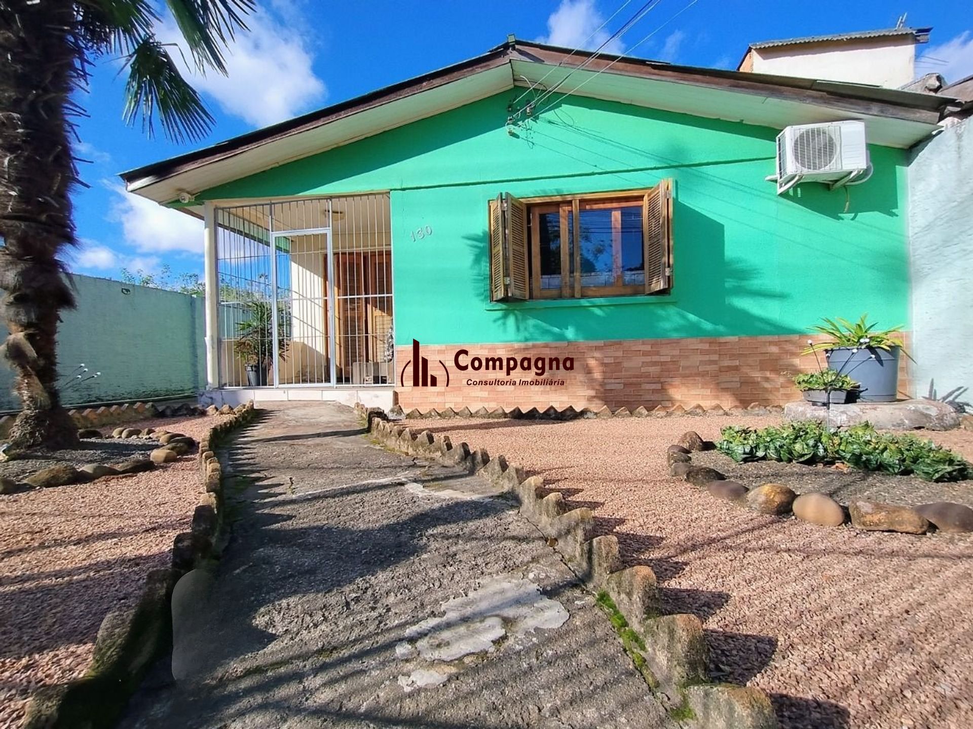 Casa de 3 dormitórios e 4 vagas de garagem em Canoas.
