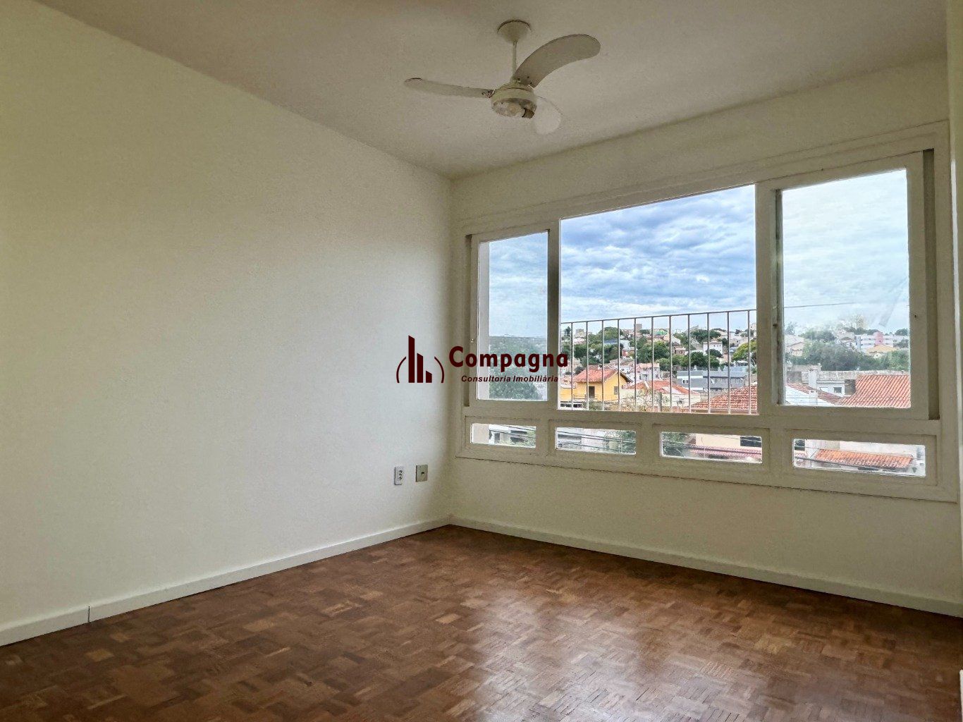 Apartamento com 2 dormitórios, dependência e 1 vaga no Bairro Menino Deus