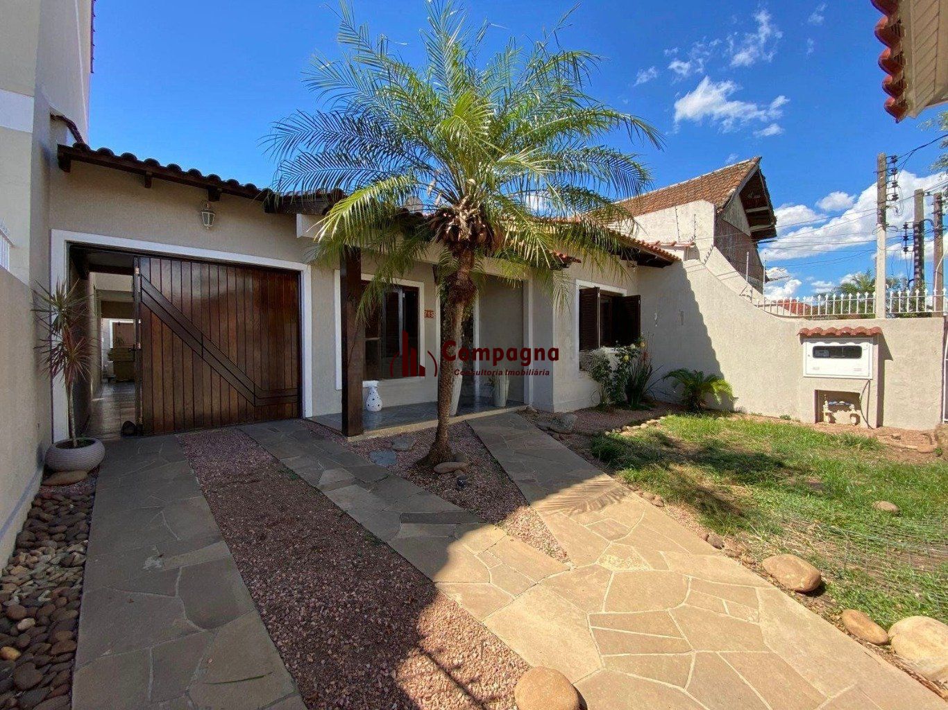 Casa de 330m² com 2 Quartos, piscina e 4 vagas de garagem em Canoas.