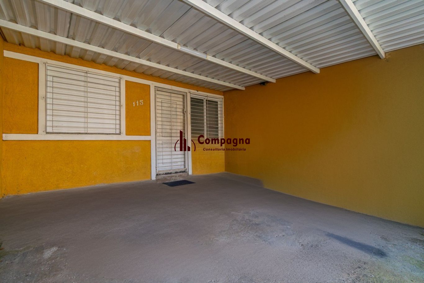 Casa de 2 dormitórios e 2 vagas de garagem em Cachoeirinha.
