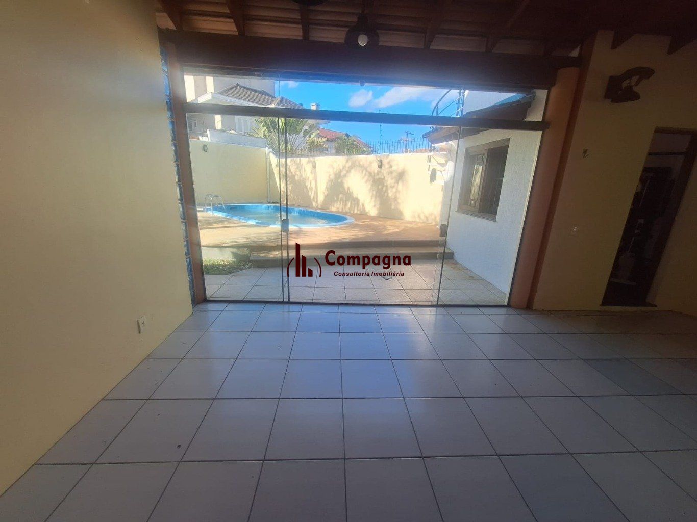 Casa 5 dormitórios, 1 suíte,  piscina e 2 vaga de garagem em Canoas. — foto 4