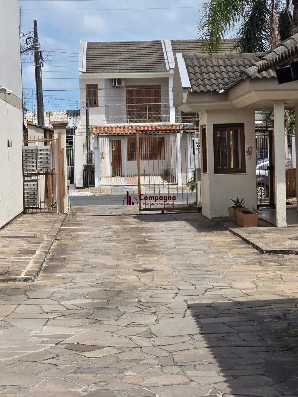 Casa de 3 dormitórios com  uma vaga de garagem no bairro Niterói Canoas.
