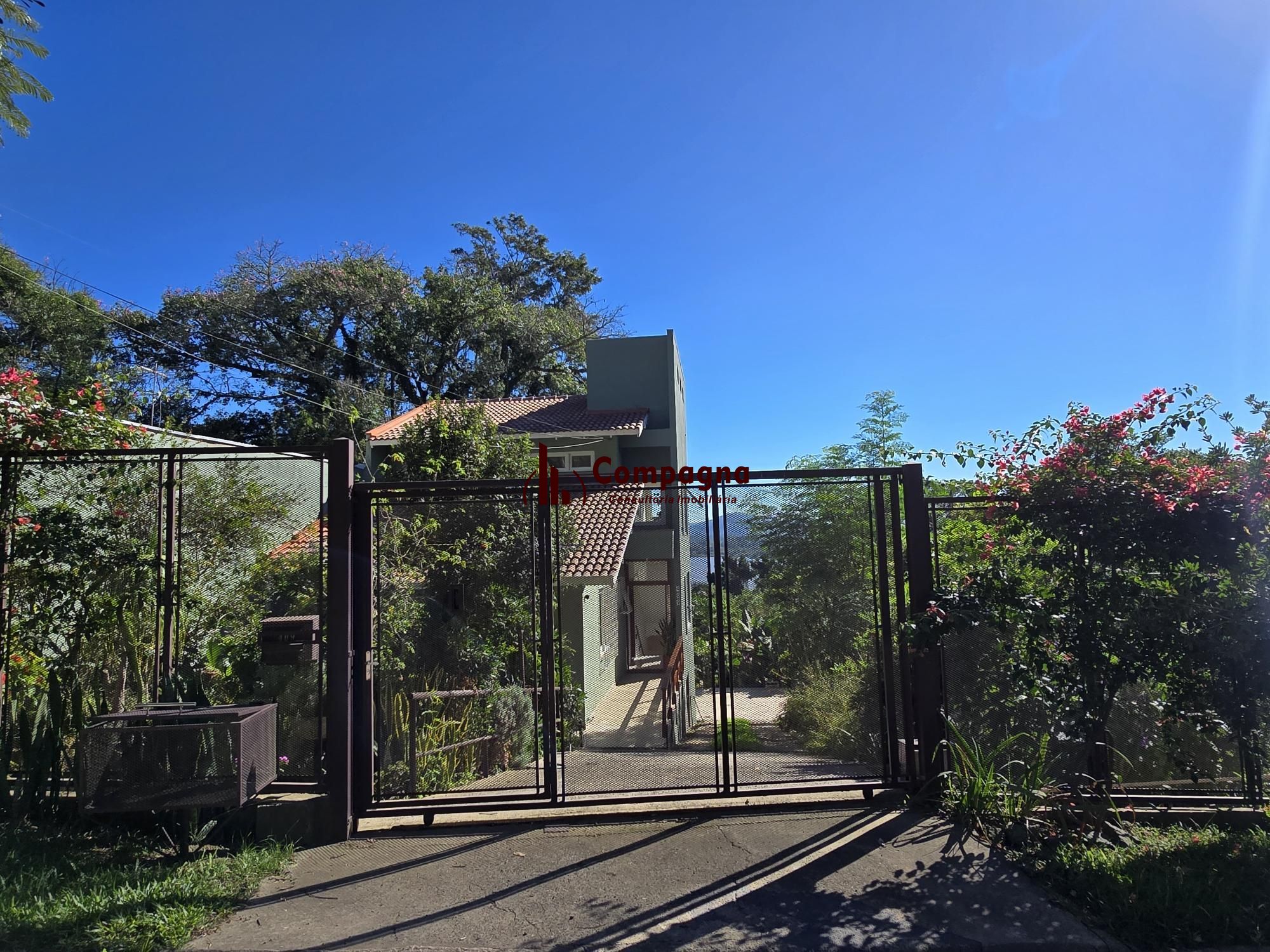Casa 3 dormitórios, 1 suíte, 4 vagas 210 m² privativos no Belém Novo. — foto 2