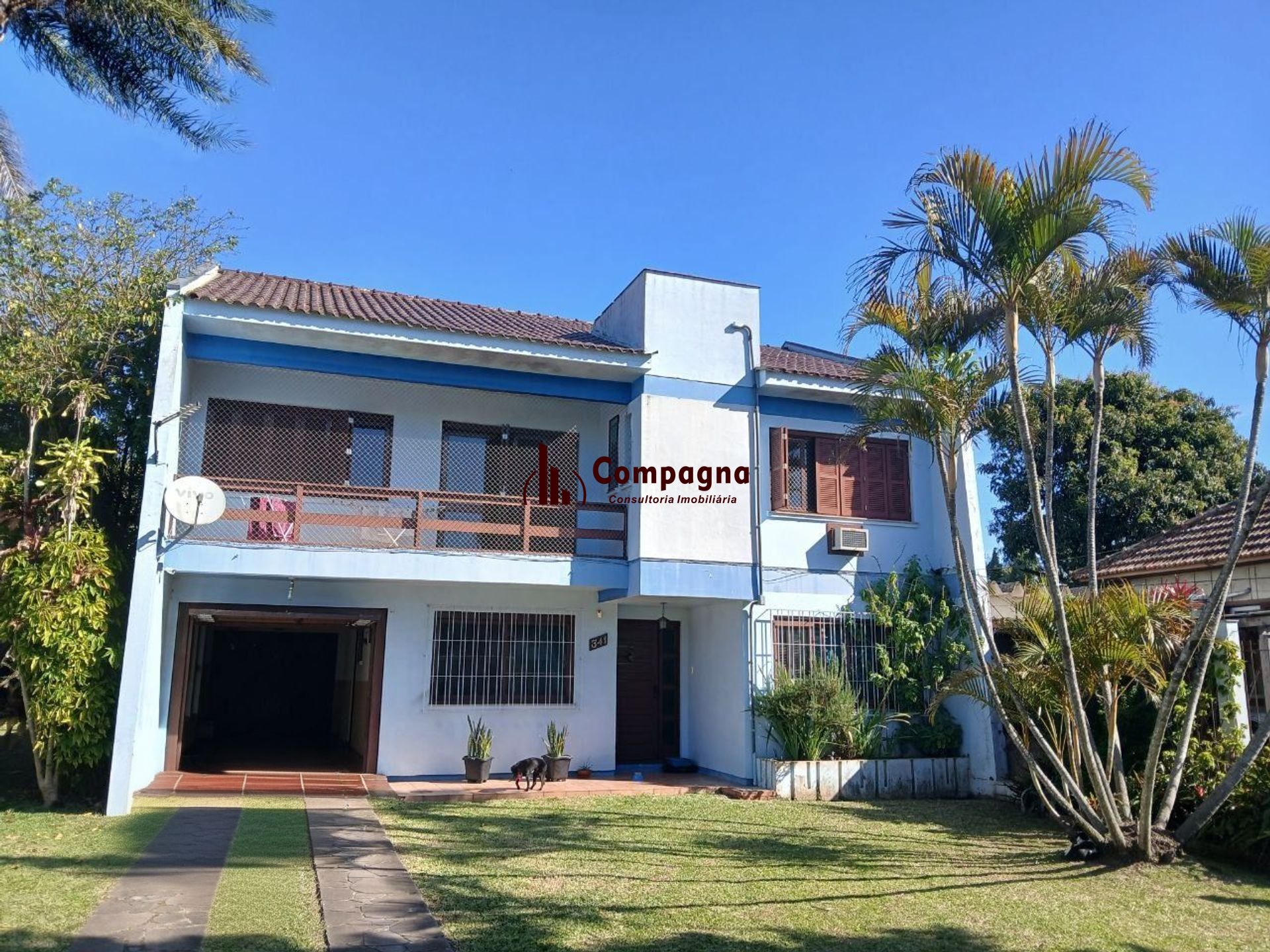 Casa com 3 dormitótrios, piscina e 2 vagas de garagem em Canoas.
