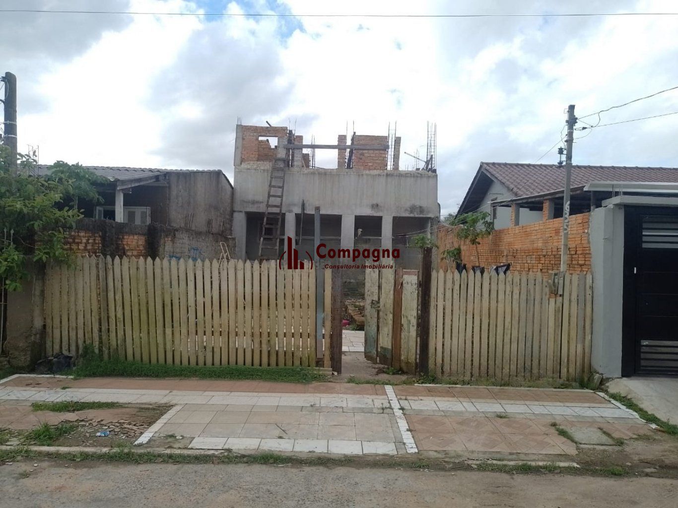 Casa 1 dormitório com 1 vaga de garagem no bairro Mato Grande em Canoas.