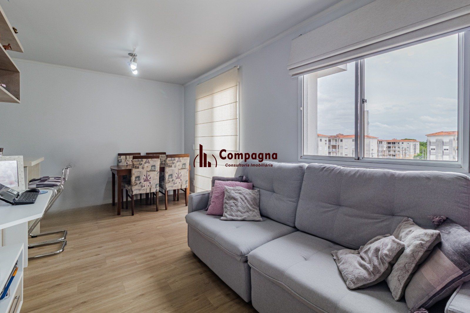 Apartamento com 2 dormitórios e 1 vaga de garagem escriturada no Bairro Humaitá