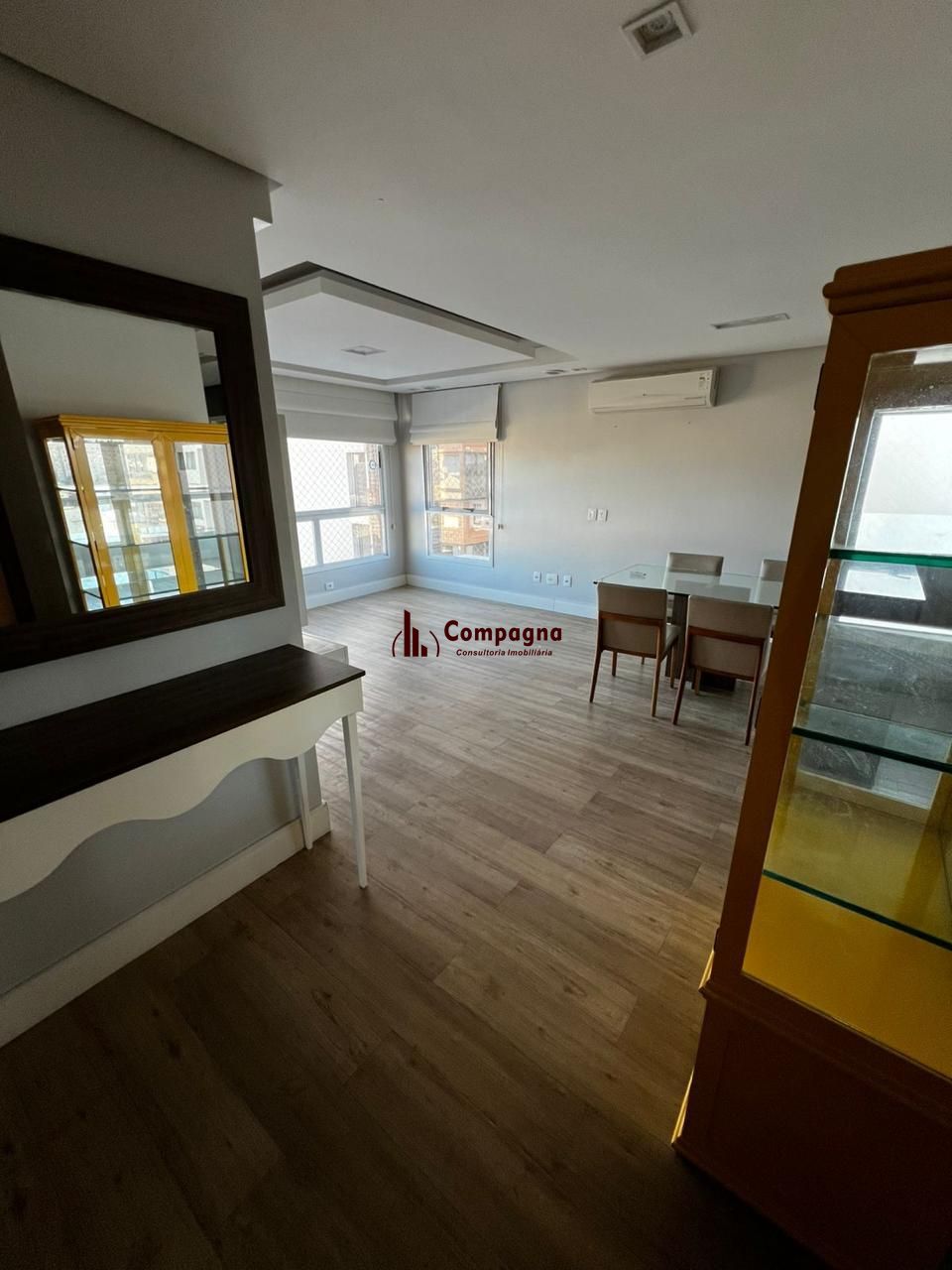 Apartamento de 2 dormitórios, elevador e duas vagas de garagem em Porto Alegre. — foto 2