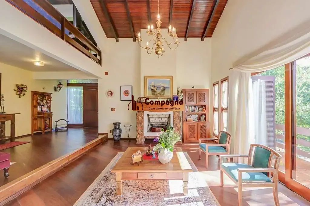 Casa em condominio, 3 quartos, 3 suítes 2 vagas e piscina na Cavalhada.
