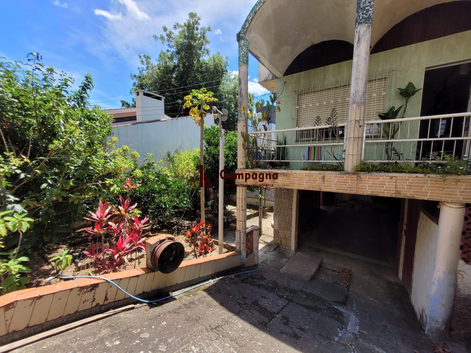Casa térrea com garagem no subsolo e anexo — foto 5