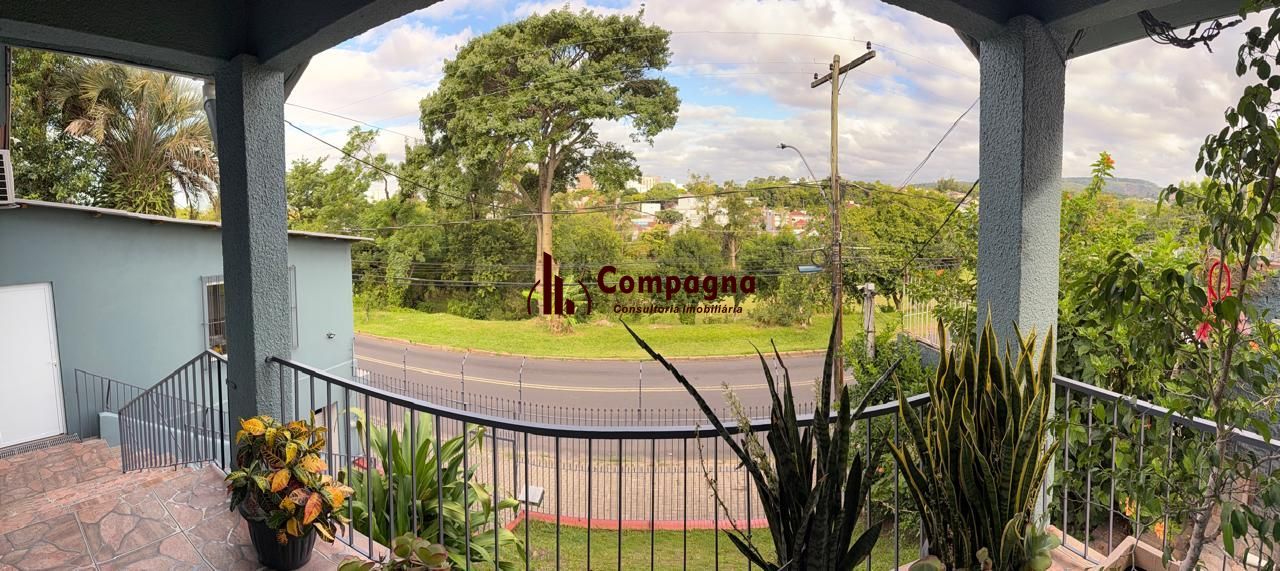 Casa com 03 dormitórios, sendo 02 suítes e garagem