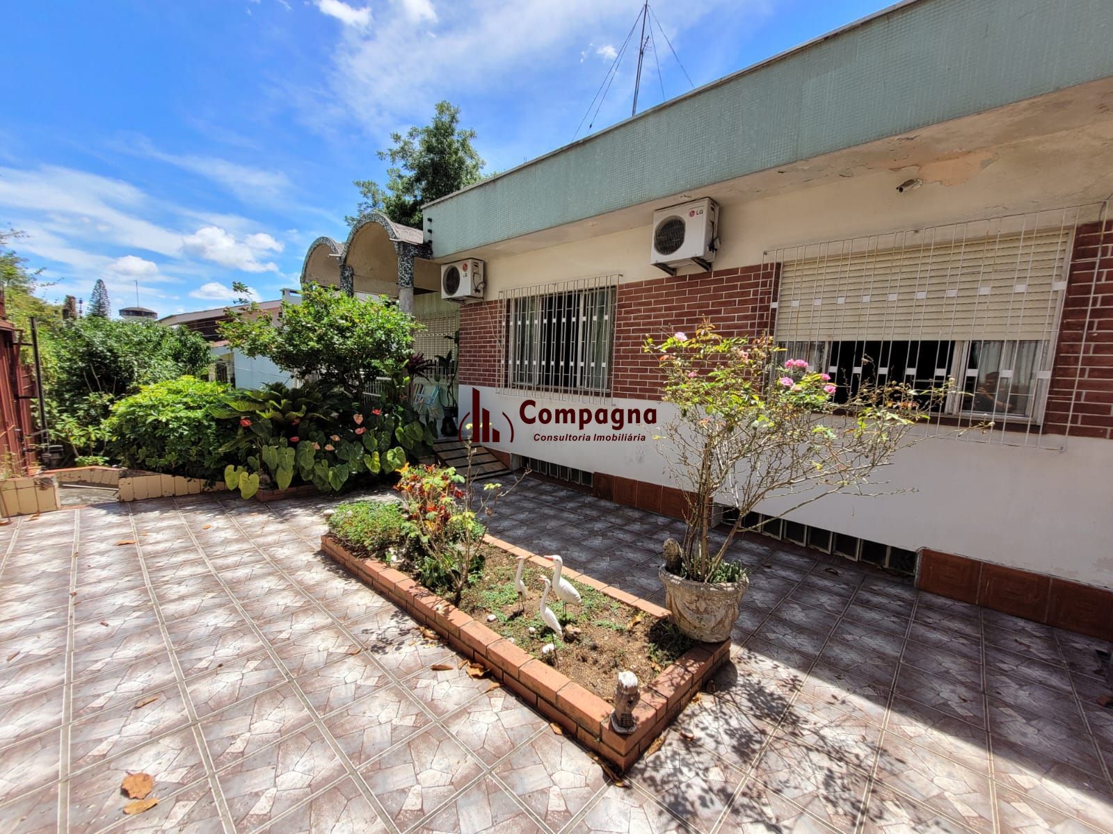 Casa térrea com garagem no subsolo e anexo — foto 2