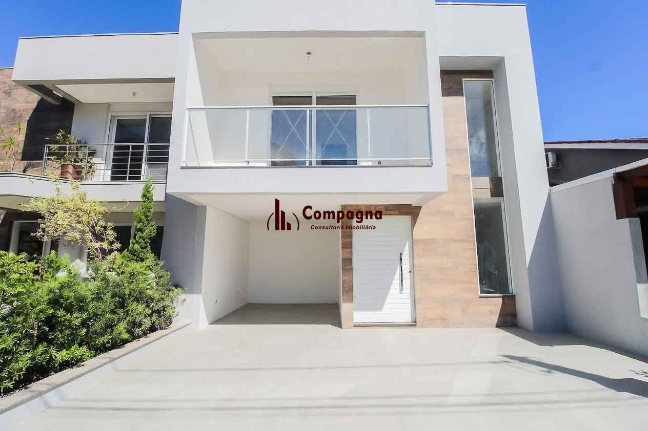 Casa em condomínio 4 D, sendo um dormitório no térreo, 168 m², garagem coberta