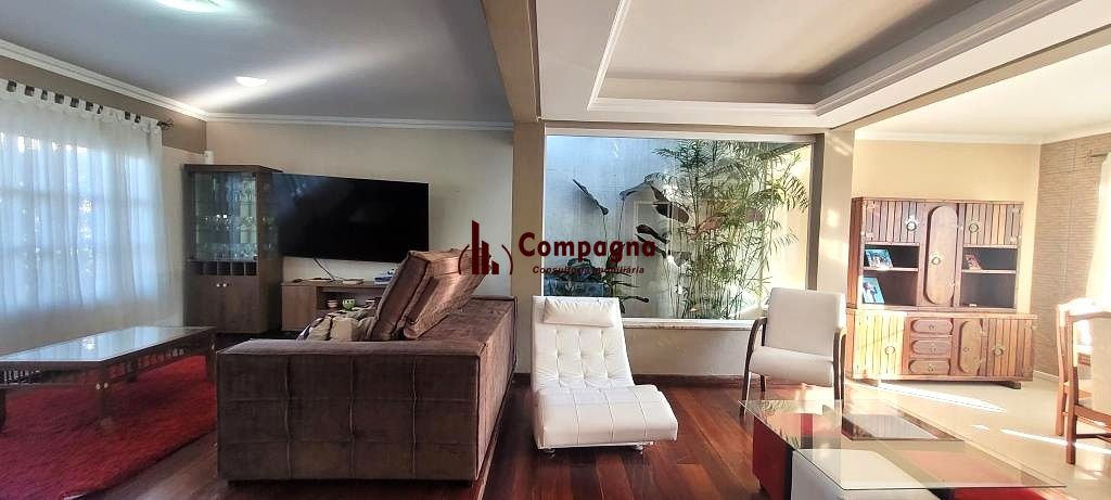 Excelente Casa de Esquina no Residencial Bahamas – Ipanema, com 351m² privativos, 4 dormitórios e duas vagas de garagem. — foto 2
