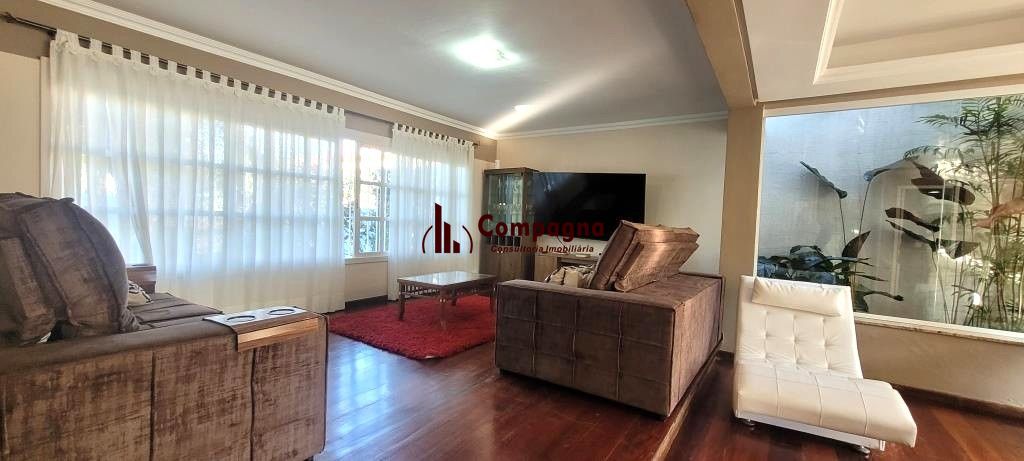 Excelente Casa de Esquina no Residencial Bahamas – Ipanema, com 351m² privativos, 4 dormitórios e duas vagas de garagem. — foto 4