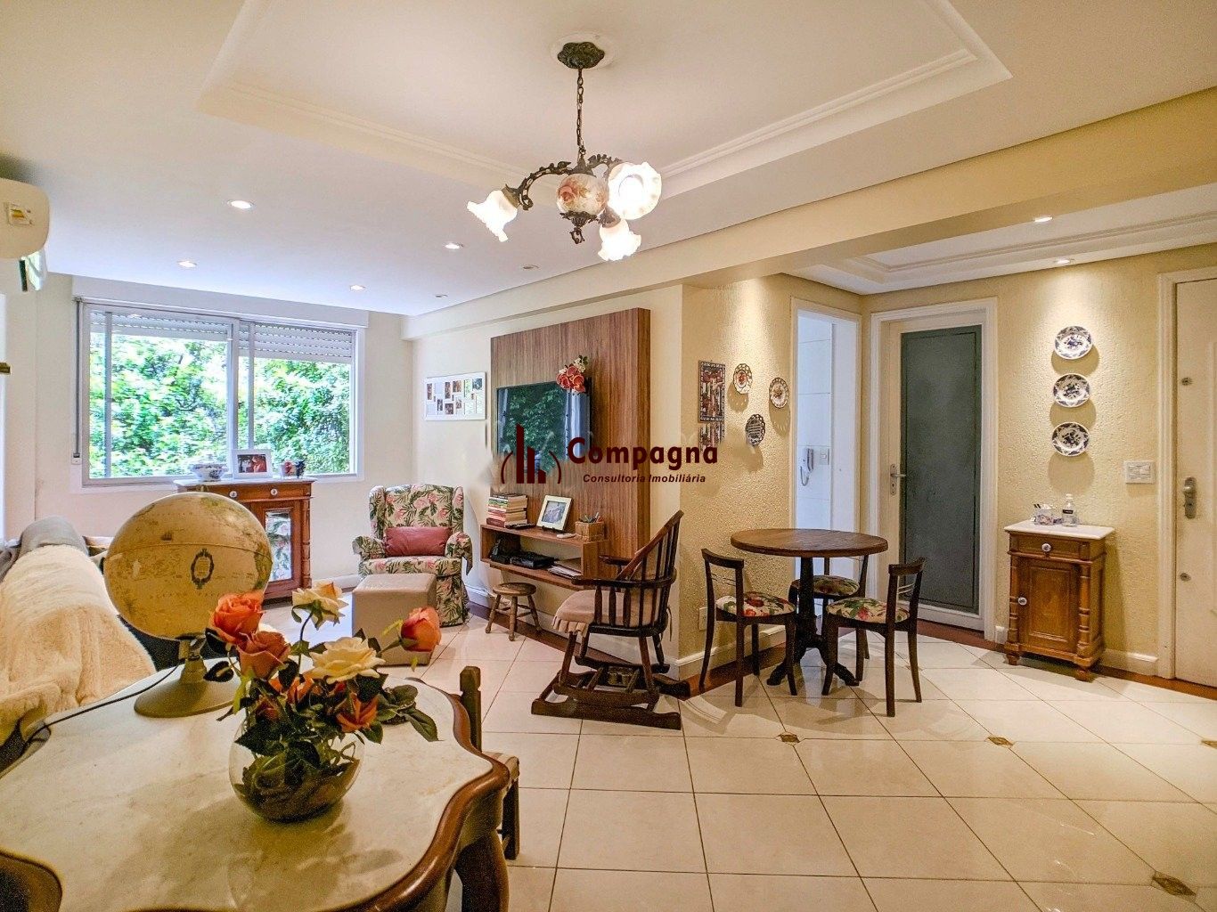 Apartamento à venda no bairro Menino Deus. Localizado em frente ao Parque Marinha do Brasil. O imóvel conta com 3 dormitórios e 1 vaga coberta.