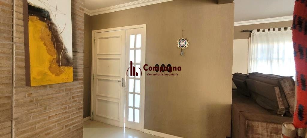 Excelente Casa de Esquina no Residencial Bahamas – Ipanema, com 351m² privativos, 4 dormitórios e duas vagas de garagem. — foto 3